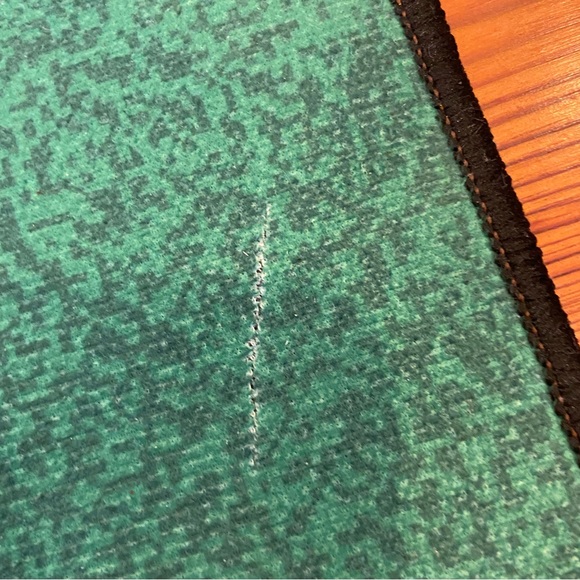 Shuffle Golf Indoor Putting Mat with Putter and 5 Golf Balls Included - Picture 4 of 8